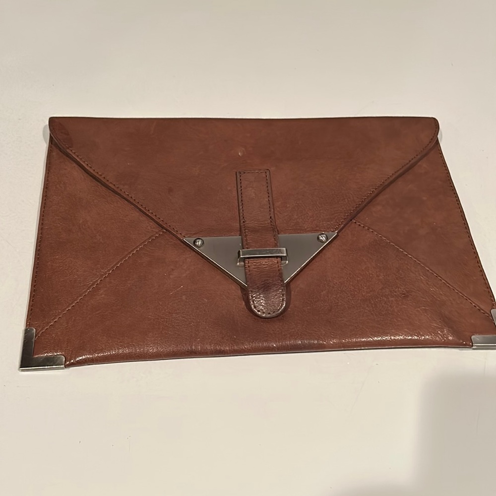 TROUVÉ clutch